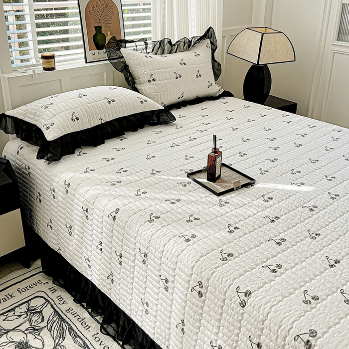 91家纺网 家纺一手货源 找家纺 艾橙家纺2025新款法式赫本风水洗棉印花雪纺花边单床盖 美味樱桃