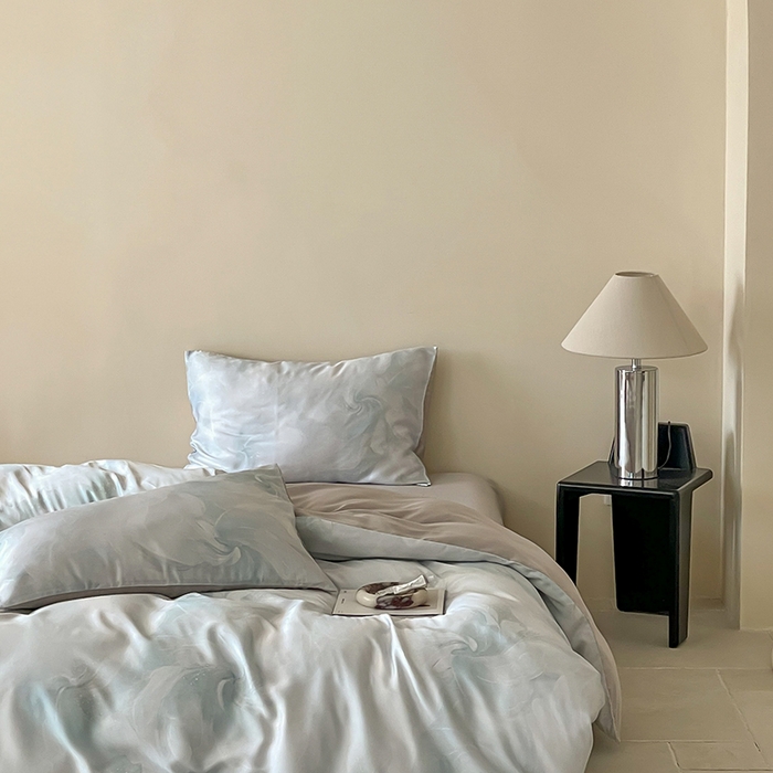 91家纺网 家纺一手货源 找家纺 咏绒家纺工厂店 2025新款60S奥地利兰精天丝数码印花暗合简约款系列四件套 莫斯-蓝