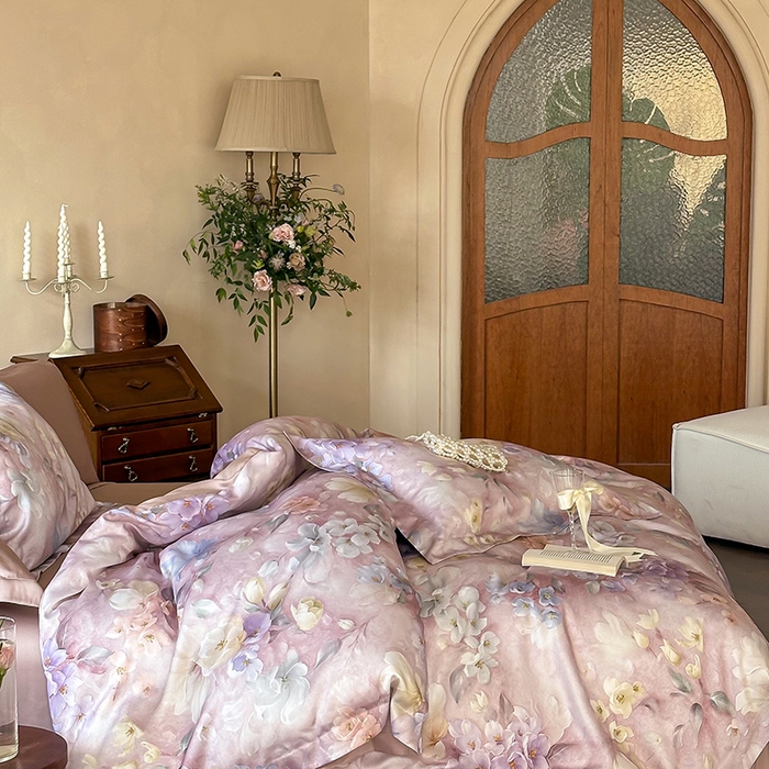 91家纺网 家纺一手货源 找家纺 2025新款60S奥地利兰精天丝数码印花宽边压线系列四件套 莫丽花园-紫