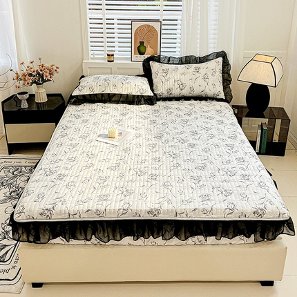 91家纺网 家纺一手货源 找家纺 艾橙家纺2025新款法式赫本风水洗棉印花雪纺花边单床笠 水墨玫瑰