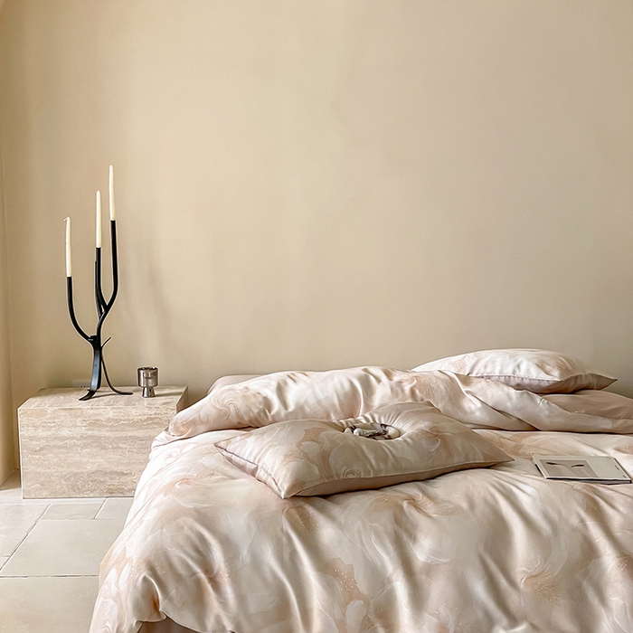 91家纺网 家纺一手货源 找家纺 咏绒家纺工厂店 2025新款60S奥地利兰精天丝数码印花暗合简约款系列四件套 莫斯-粉玉