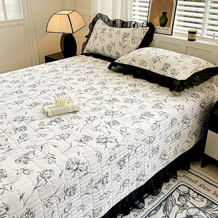 91家纺网 家纺一手货源 找家纺 艾橙家纺2025新款法式赫本风水洗棉印花雪纺花边单床盖 水墨玫瑰