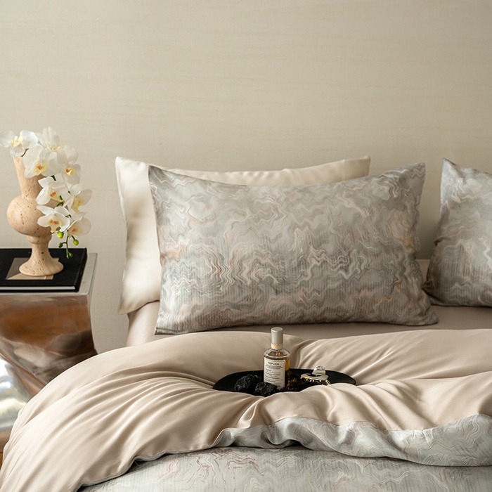 91家纺网 家纺一手货源 找家纺 咏绒家纺工厂店 2025新款60S奥地利兰精天丝数码印花暗合简约款系列四件套 望川-灰