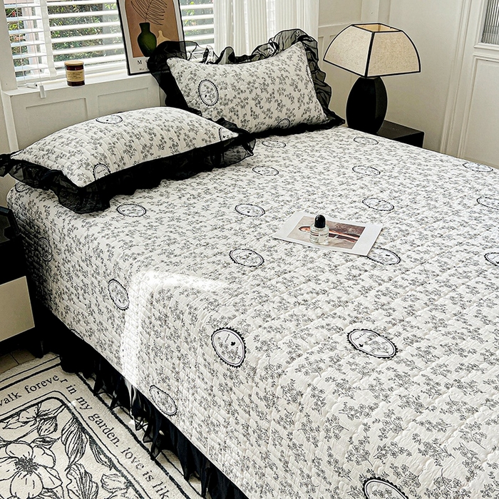 91家纺网 家纺一手货源 找家纺 艾橙家纺2025新款法式赫本风水洗棉印花雪纺花边单床盖 澜音花香