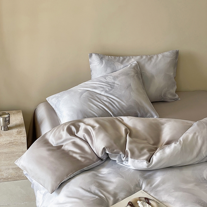 91家纺网 家纺一手货源 找家纺 咏绒家纺工厂店 2025新款60S奥地利兰精天丝数码印花暗合简约款系列四件套 莫斯-灰