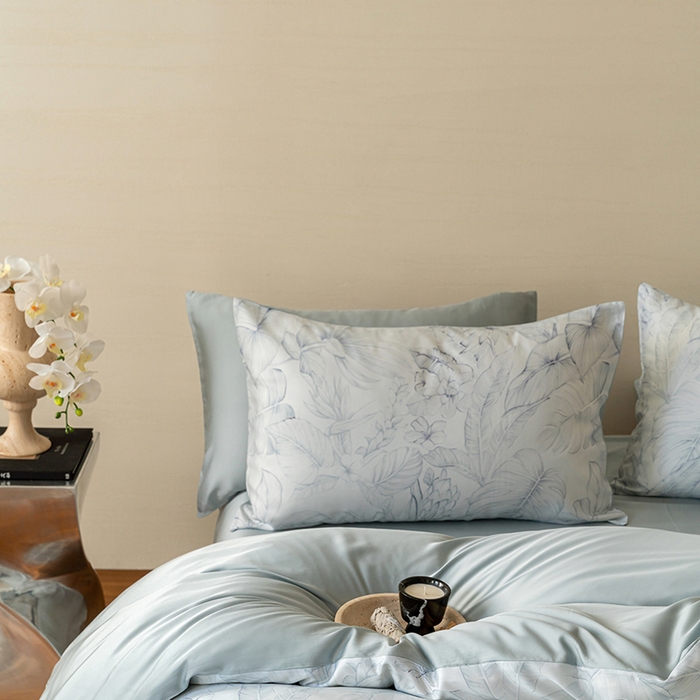 91家纺网 家纺一手货源 找家纺 咏绒家纺工厂店 2025新款60S奥地利兰精天丝数码印花暗合简约款系列四件套 叶影-蓝