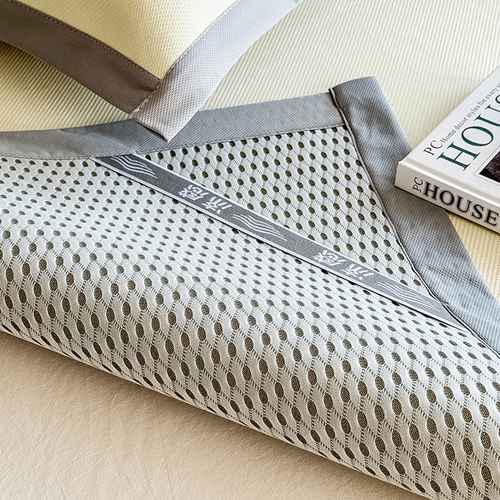 91家纺网 家纺一手货源 找家纺 格真 2025新款A类中分子PE瞬间凉感刺绣冰藤席高端复合三明治加密软凉席可折叠空调席藤席 凉感冰腾-米黄