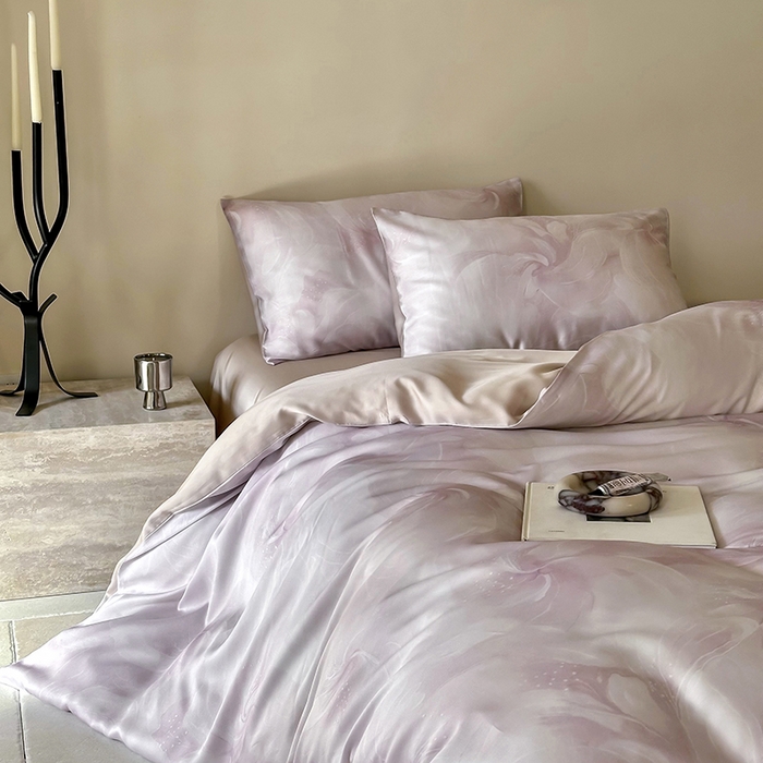 91家纺网 家纺一手货源 找家纺 咏绒家纺工厂店 2025新款60S奥地利兰精天丝数码印花暗合简约款系列四件套 莫斯-紫