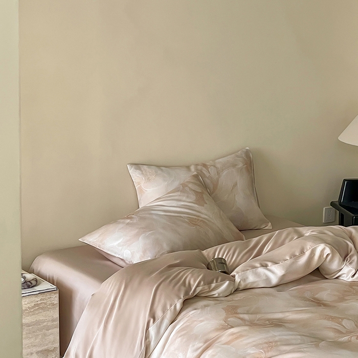 91家纺网 家纺一手货源 找家纺 咏绒家纺工厂店 2025新款60S奥地利兰精天丝数码印花暗合简约款系列四件套 莫斯-粉玉