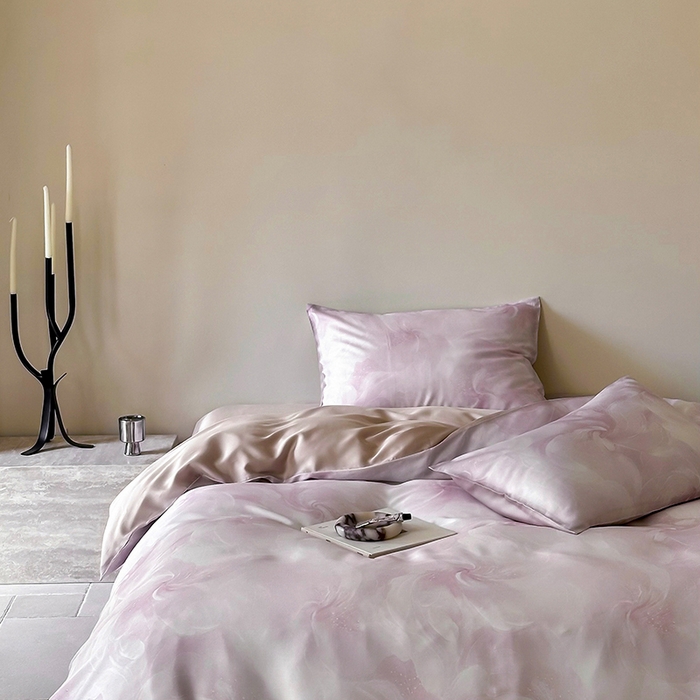 91家纺网 家纺一手货源 找家纺 咏绒家纺工厂店 2025新款60S奥地利兰精天丝数码印花暗合简约款系列四件套 莫斯-紫