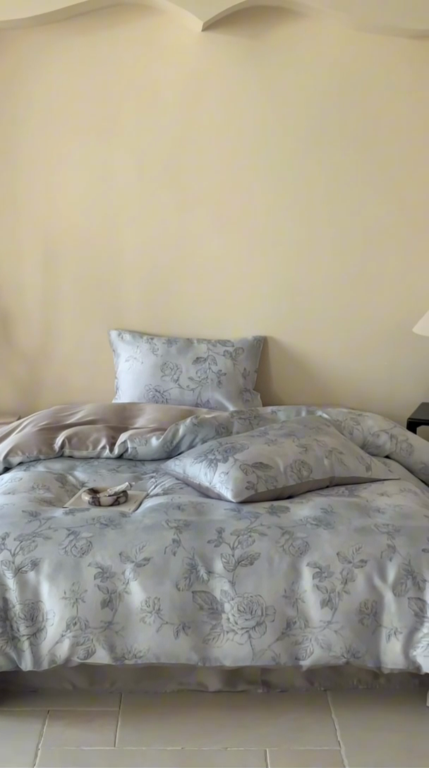 91家纺网 家纺一手货源 找家纺 咏绒家纺工厂店 2025新款60S奥地利兰精天丝数码印花暗合简约款系列四件套 夏洛-蓝