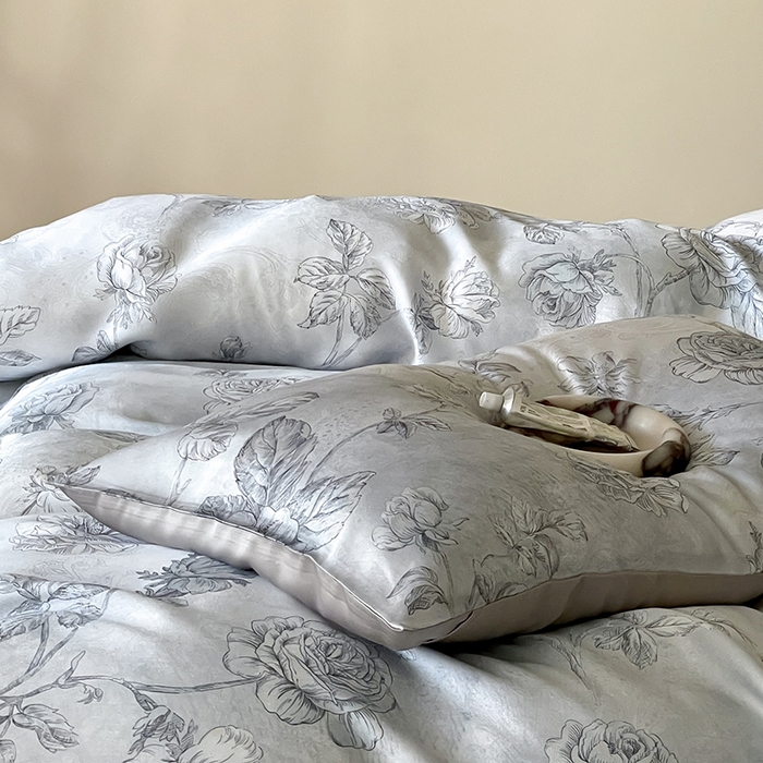 91家纺网 家纺一手货源 找家纺 咏绒家纺工厂店 2025新款60S奥地利兰精天丝数码印花暗合简约款系列四件套 夏洛-蓝