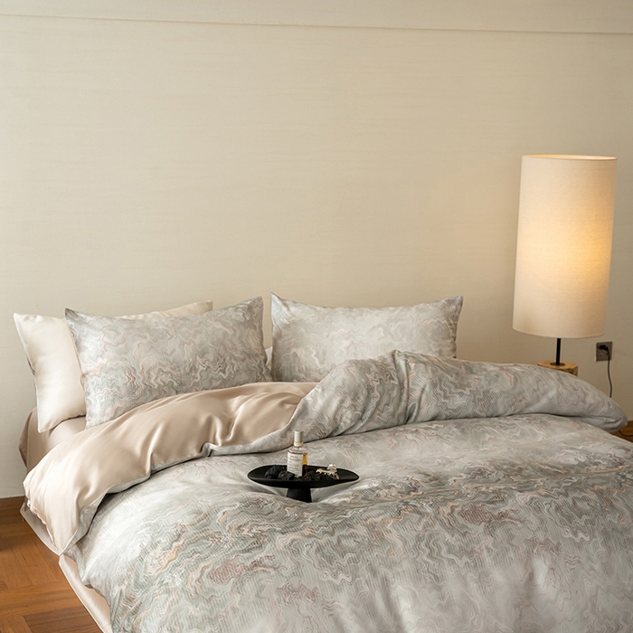 91家纺网 家纺一手货源 找家纺 咏绒家纺工厂店 2025新款60S奥地利兰精天丝数码印花暗合简约款系列四件套 望川-灰