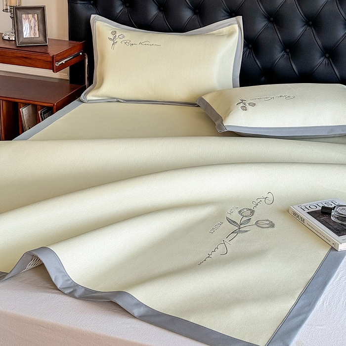 91家纺网 家纺一手货源 找家纺 格真 2025新款A类中分子PE瞬间凉感刺绣冰藤席高端复合三明治加密软凉席可折叠空调席藤席 凉感冰腾-米黄