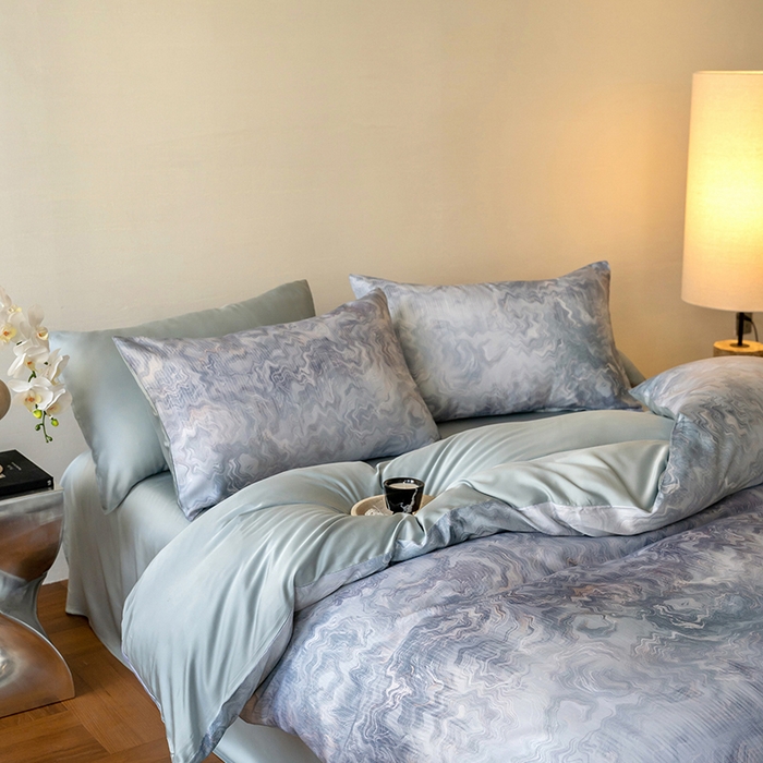 91家纺网 家纺一手货源 找家纺 咏绒家纺工厂店 2025新款60S奥地利兰精天丝数码印花暗合简约款系列四件套 望川-蓝