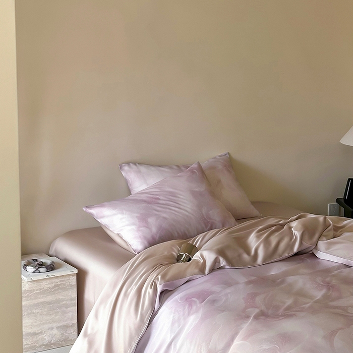 91家纺网 家纺一手货源 找家纺 咏绒家纺工厂店 2025新款60S奥地利兰精天丝数码印花暗合简约款系列四件套 莫斯-紫