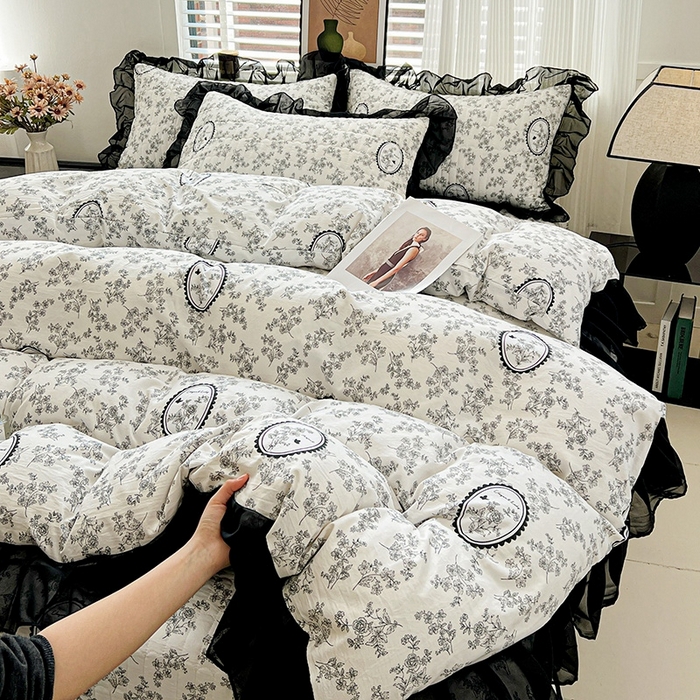 91家纺网 家纺一手货源 找家纺 艾橙家纺2025新款法式赫本风水洗棉印花雪纺花边四件套 澜音花香