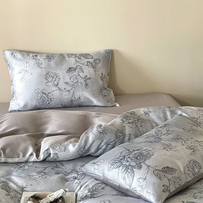 91家纺网 家纺一手货源 找家纺 咏绒家纺工厂店 2025新款60S奥地利兰精天丝数码印花暗合简约款系列四件套 夏洛-蓝