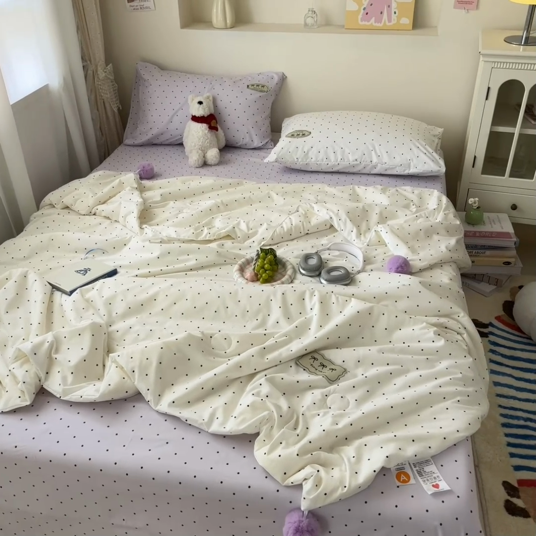 91家纺网 家纺一手货源 找家纺 桃心家居 2025新款A类ins云柔水洗棉大豆织标蝴蝶结毛球少女单夏被夏被四件套系列 芋泥波点