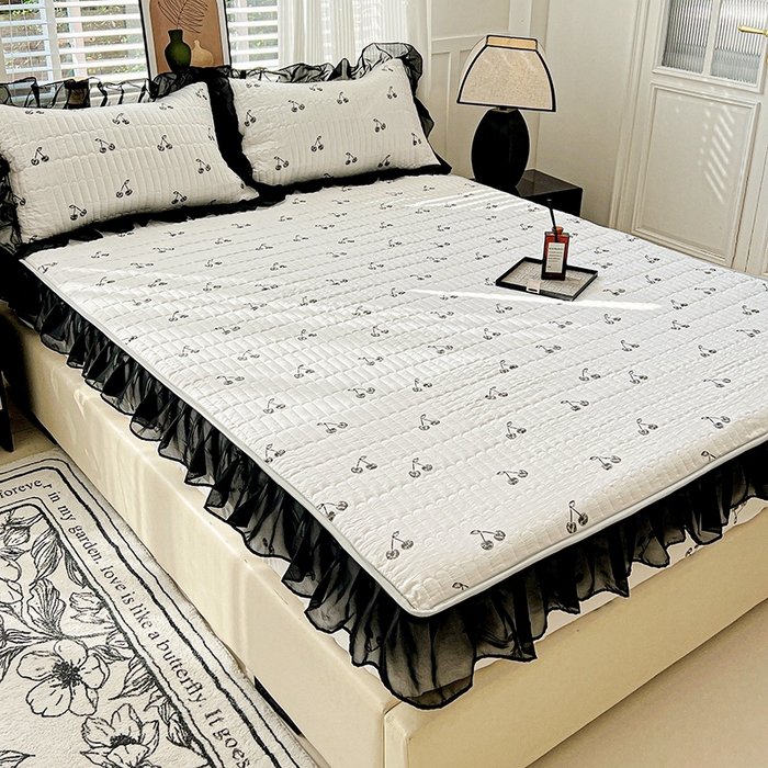 91家纺网 家纺一手货源 找家纺 艾橙家纺2025新款法式赫本风水洗棉印花雪纺花边单床笠 美味樱桃