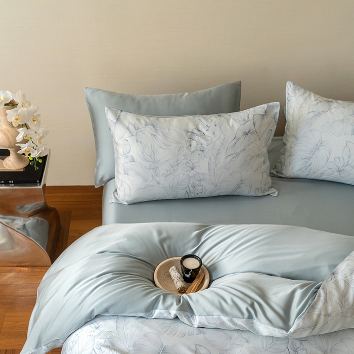 91家纺网 家纺一手货源 找家纺 咏绒家纺工厂店 2025新款60S奥地利兰精天丝数码印花暗合简约款系列四件套 叶影-蓝