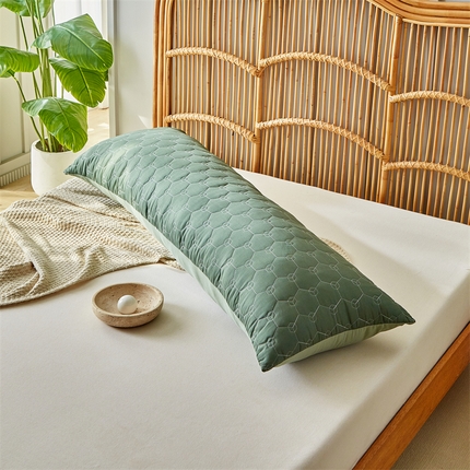 91家纺网 家纺一手货源 找家纺 温宁家纺 2025新款跨境绗缝化纤水洗棉长枕-足球格 绿色