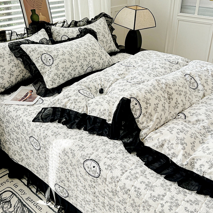 91家纺网 家纺一手货源 找家纺 艾橙家纺2025新款法式赫本风水洗棉印花雪纺花边四件套 澜音花香