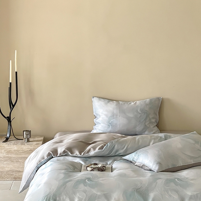 91家纺网 家纺一手货源 找家纺 咏绒家纺工厂店 2025新款60S奥地利兰精天丝数码印花暗合简约款系列四件套 莫斯-蓝