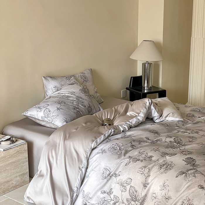 91家纺网 家纺一手货源 找家纺 咏绒家纺工厂店 2025新款60S奥地利兰精天丝数码印花暗合简约款系列四件套 夏洛-灰