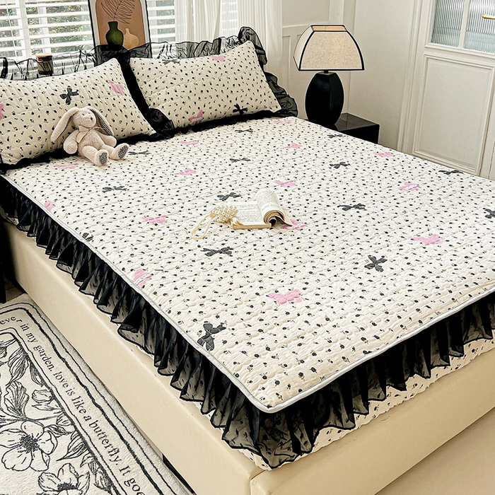 91家纺网 家纺一手货源 找家纺 艾橙家纺2025新款法式赫本风水洗棉印花雪纺花边单床笠 朵蔓花馨