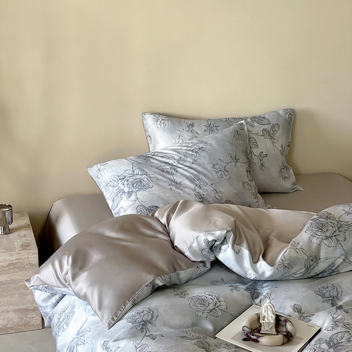 91家纺网 家纺一手货源 找家纺 咏绒家纺工厂店 2025新款60S奥地利兰精天丝数码印花暗合简约款系列四件套 夏洛-蓝