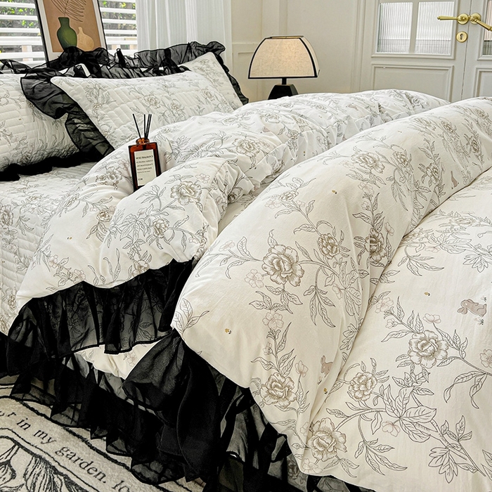 91家纺网 家纺一手货源 找家纺 艾橙家纺2025新款法式赫本风水洗棉印花雪纺花边四件套 素馨花恋