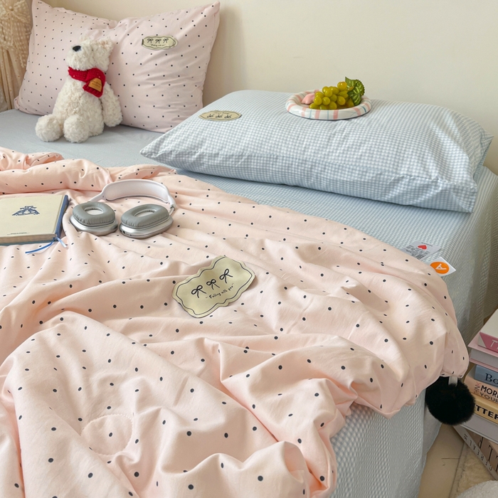 91家纺网 家纺一手货源 找家纺 桃心家居 2025新款A类ins云柔水洗棉大豆织标蝴蝶结毛球少女单夏被夏被四件套系列 奶昔粉蓝