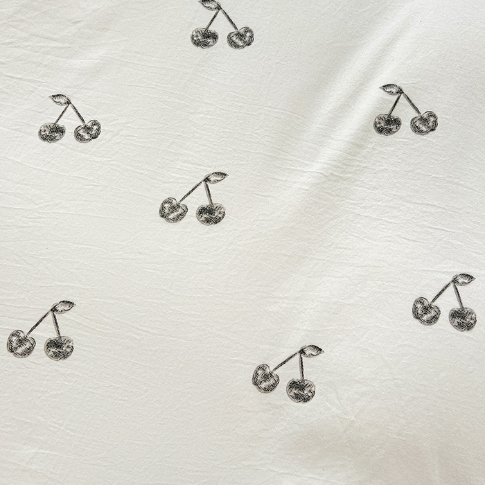 91家纺网 家纺一手货源 找家纺 艾橙 2025新款法式赫本风水洗棉印花雪纺花边单被套 美味樱桃