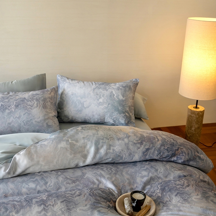 91家纺网 家纺一手货源 找家纺 咏绒家纺工厂店 2025新款60S奥地利兰精天丝数码印花暗合简约款系列四件套 望川-蓝