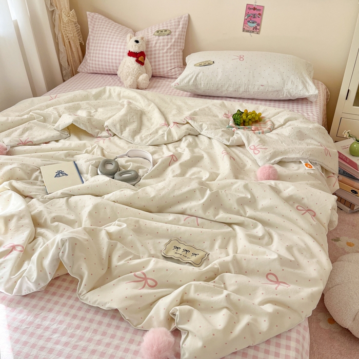 91家纺网 家纺一手货源 找家纺 桃心家居 2025新款A类ins云柔水洗棉大豆织标蝴蝶结毛球少女单夏被夏被四件套系列 粉果气泡