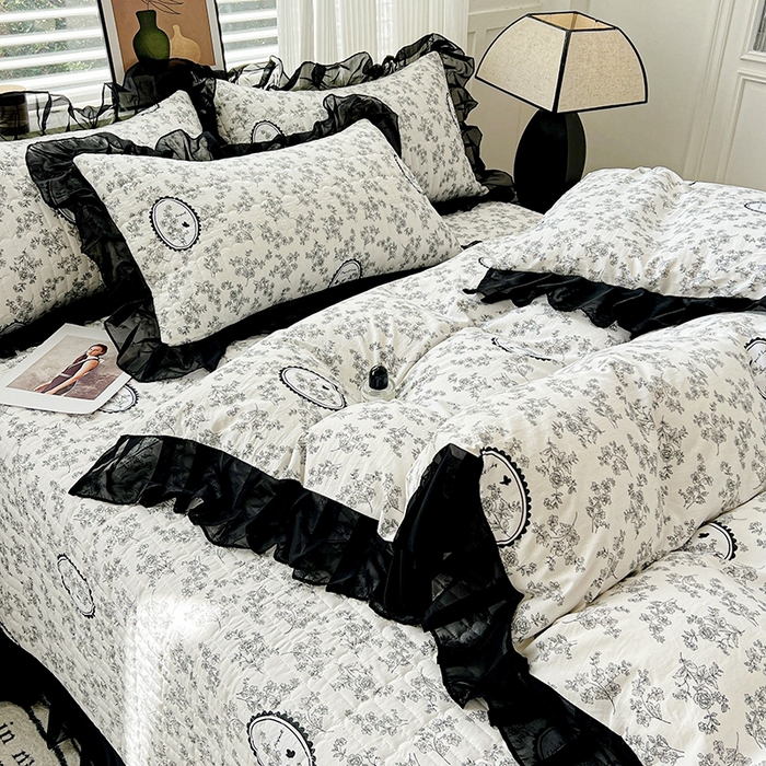 91家纺网 家纺一手货源 找家纺 艾橙 2025新款法式赫本风水洗棉印花雪纺花边单被套 澜音花香