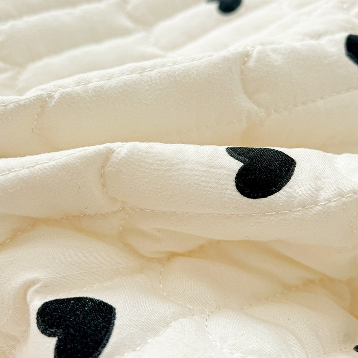 91家纺网 家纺一手货源 找家纺 艾橙家纺2025新款法式赫本风水洗棉印花雪纺花边单床盖 心心相印