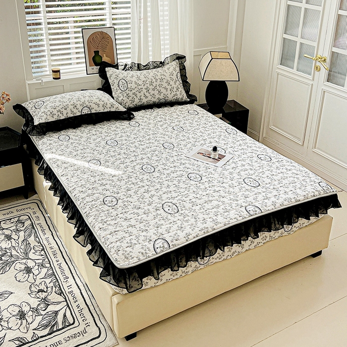 91家纺网 家纺一手货源 找家纺 艾橙家纺2025新款法式赫本风水洗棉印花雪纺花边单床笠 澜音花香