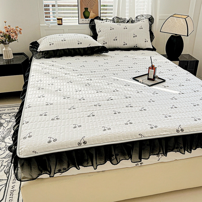 91家纺网 家纺一手货源 找家纺 艾橙家纺2025新款法式赫本风水洗棉印花雪纺花边单床笠 美味樱桃