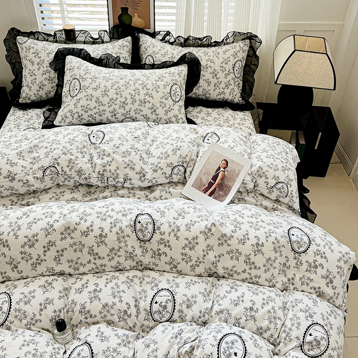 91家纺网 家纺一手货源 找家纺 艾橙家纺2025新款法式赫本风水洗棉印花雪纺花边四件套 澜音花香