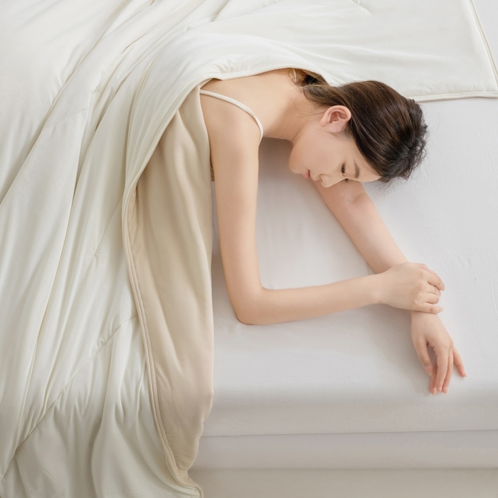 91家纺网 家纺一手货源 找家纺 兜米家居 2025新款亚朵同款夏季深睡被pro1夏凉被可机洗空调被透气被子 月光浅杏