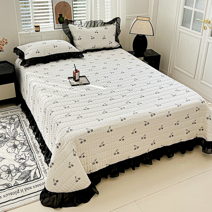 91家纺网 家纺一手货源 找家纺 艾橙家纺2025新款法式赫本风水洗棉印花雪纺花边单床盖 美味樱桃