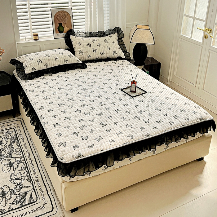 91家纺网 家纺一手货源 找家纺 艾橙家纺2025新款法式赫本风水洗棉印花雪纺花边单床笠 蝴蝶印记