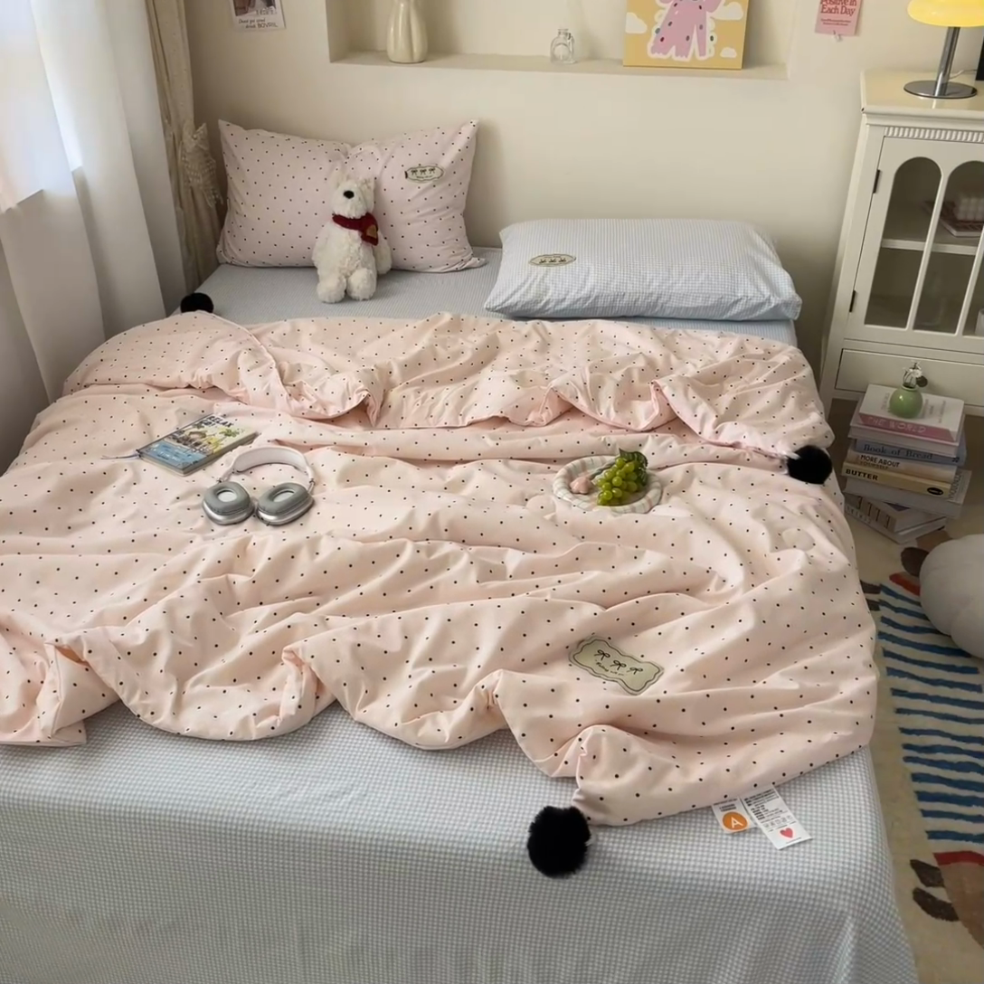 91家纺网 家纺一手货源 找家纺 桃心家居 2025新款A类ins云柔水洗棉大豆织标蝴蝶结毛球少女单夏被夏被四件套系列 奶昔粉蓝