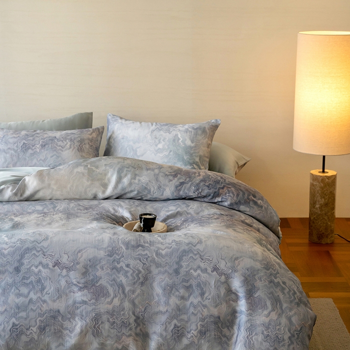 91家纺网 家纺一手货源 找家纺 咏绒家纺工厂店 2025新款60S奥地利兰精天丝数码印花暗合简约款系列四件套 望川-蓝