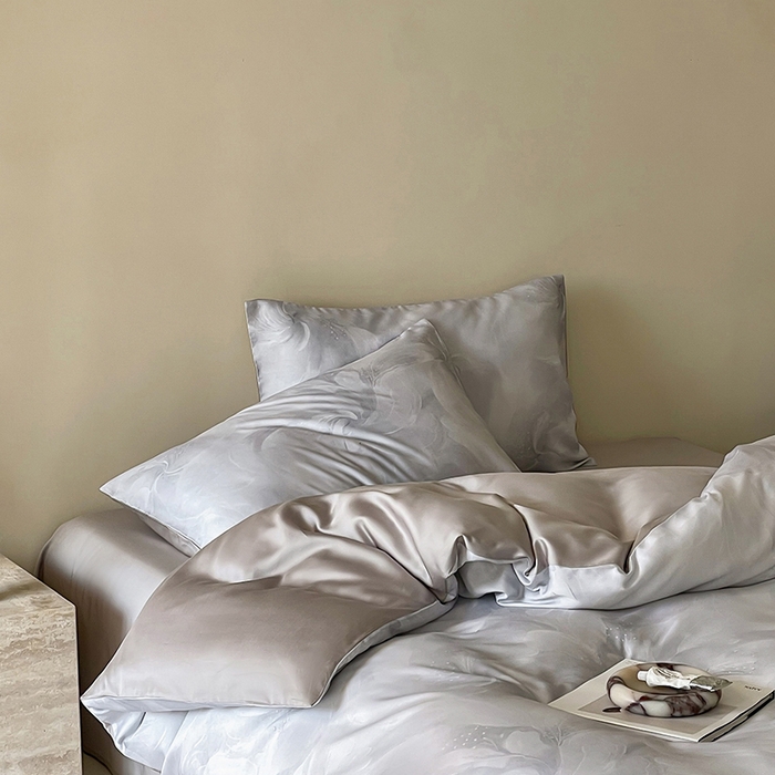 91家纺网 家纺一手货源 找家纺 咏绒家纺工厂店 2025新款60S奥地利兰精天丝数码印花暗合简约款系列四件套 莫斯-灰