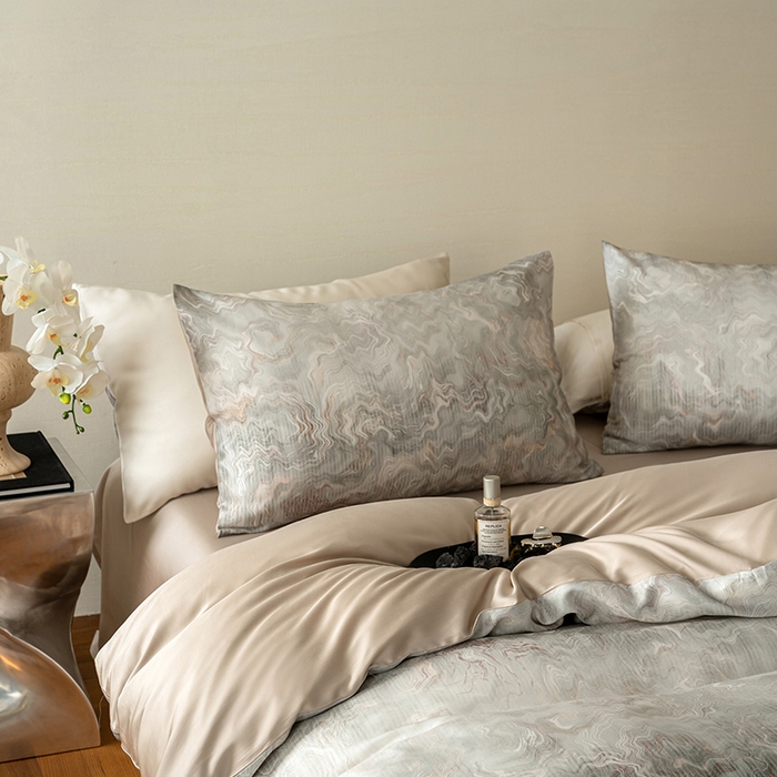 91家纺网 家纺一手货源 找家纺 咏绒家纺工厂店 2025新款60S奥地利兰精天丝数码印花暗合简约款系列四件套 望川-灰