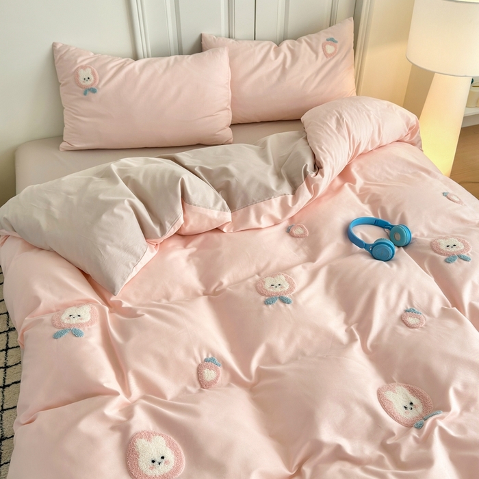 91家纺网 家纺一手货源 找家纺 锦觅2025新款奶油小清新毛巾绣全棉纯棉四件套（专版花型必须控价） 草莓兔兔