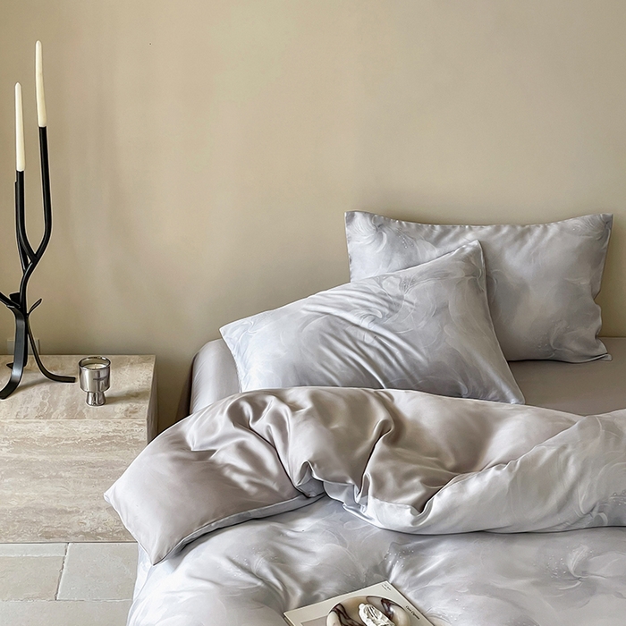 91家纺网 家纺一手货源 找家纺 咏绒家纺工厂店 2025新款60S奥地利兰精天丝数码印花暗合简约款系列四件套 莫斯-灰